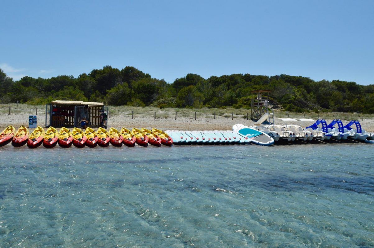 Base Menorca en kayak en la playa de Es Grau